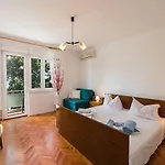 Lauschiges Nur 300 Meter Zum Sandstrand Mit Meerblick Und Parkplatz Апартаменты Цриквеница