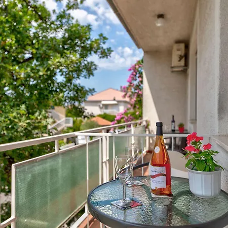 Lauschiges Nur 300 Meter Zum Sandstrand Mit Meerblick Und Parkplatz Crikvenica