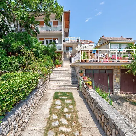 Lauschiges Nur 300 Meter Zum Sandstrand Mit Meerblick Und Parkplatz * Crikvenica