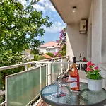 Lauschiges Nur 300 Meter Zum Sandstrand Mit Meerblick Und Parkplatz Crikvenica