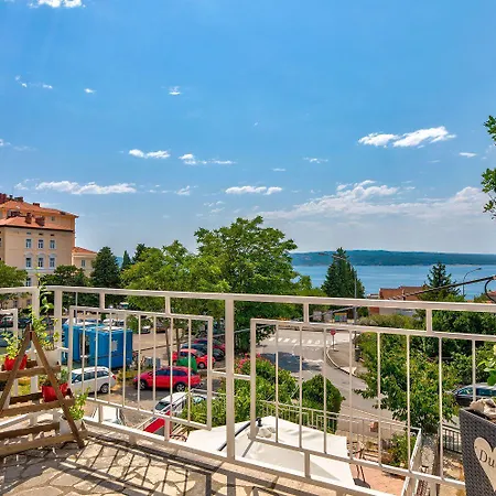 Lauschiges Nur 300 Meter Zum Sandstrand Mit Meerblick Und Parkplatz * Crikvenica