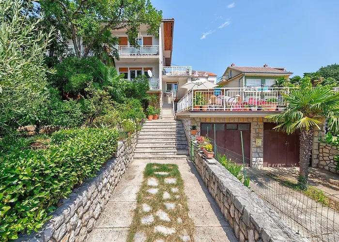Lauschiges Nur 300 Meter Zum Sandstrand Mit Meerblick Und Parkplatz * Crikvenica